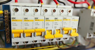Монтаж УЗО - установка по доступной цене от 360 руб в Верхнем Уфалее от ЭлектроВрф